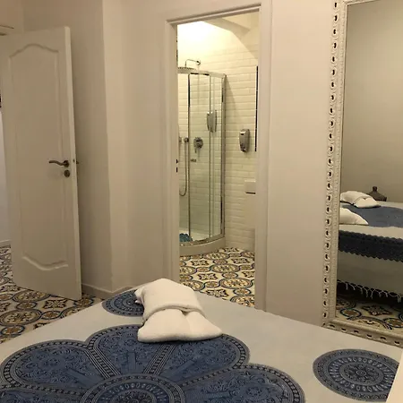 Casa Aversano - Center - 5 Minutes To - For 6 People, Ideally Located In The Heart Of Positano, With Terrace And Seaview, 3 Bathrooms And 3 Bedrooms