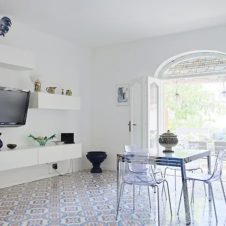 Casa Aversano - Center - 5 Minutes To - For 6 People, Ideally Located In The Heart Of Positano, With Terrace And Seaview, 3 Bathrooms And 3 Bedrooms