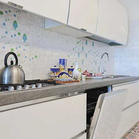 Casa Aversano - Center - 5 Minutes To - For 6 People, Ideally Located In The Heart Of Positano, With Terrace And Seaview, 3 Bathrooms And 3 Bedrooms
